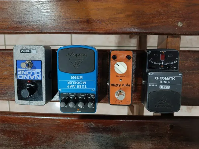 Kit com 4 Pedais de Guitarra - Electro-Harmonix + Behringer + Clark