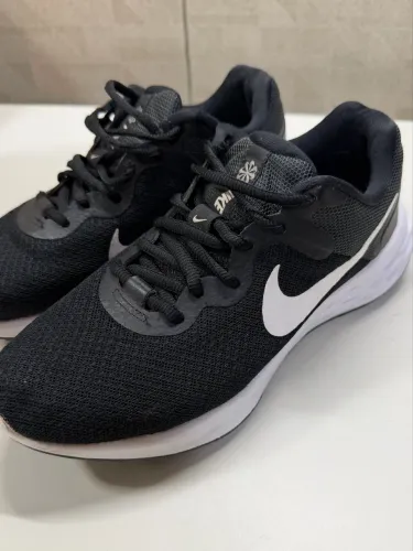 Tênis Nike Revolution 6 preto e branco. num.37