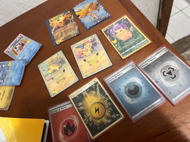 Cartas Pokémon 25 e 30 anos/ energia foil 2005/ zapdos 151