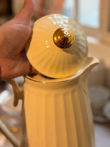 Garrafa porcelana com filete de ouro 900ml