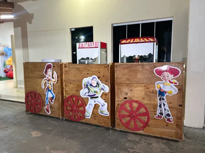 Bufet infantil com carrinhos Personalizados