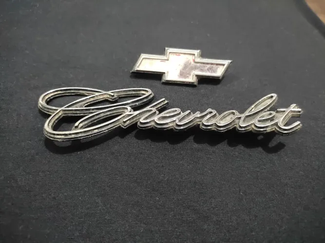 Chevrolet - emblemas antigos de Opala e Caravan 