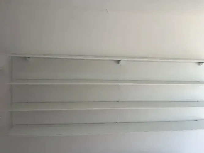 Painel com prateleira para loja 