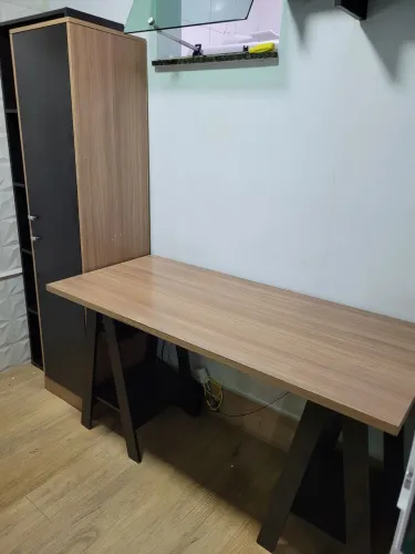 Mesa e armário para escritório