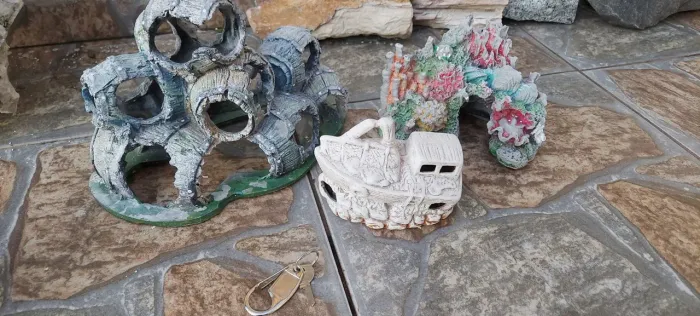 Pedras e enfeites para aquario