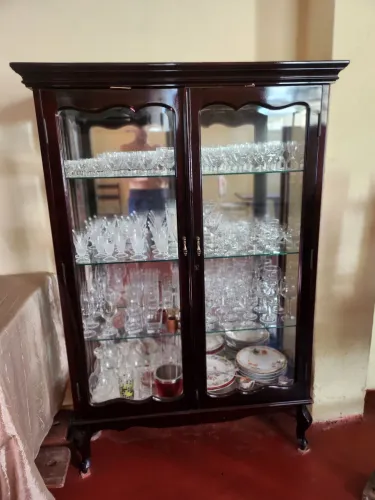 Cristaleira Vintage Linda, ÚNICA peça para decoração. SÓ A CRISTALEIRA ESTA A VENDA. OS