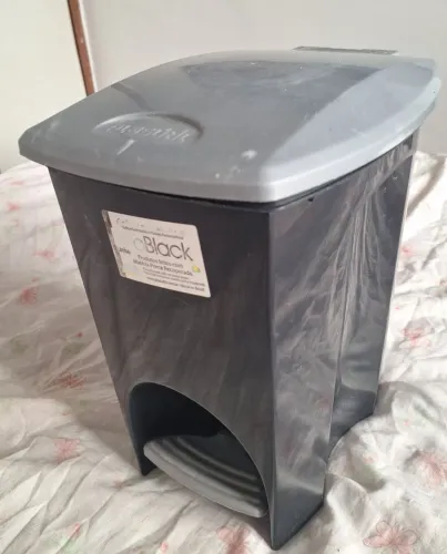 Lixeira de plástico com pedal em perfeito estado