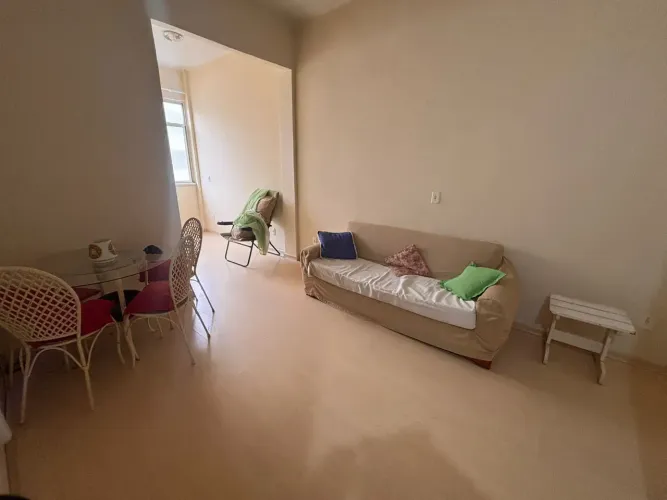 partamento em boa localização, junto ao comércio, quarto e sala, prédio com elevador.