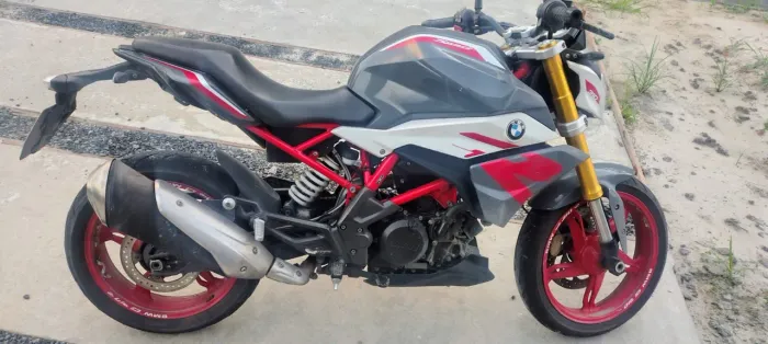 Moto BMW G310R com capacete AXXIS