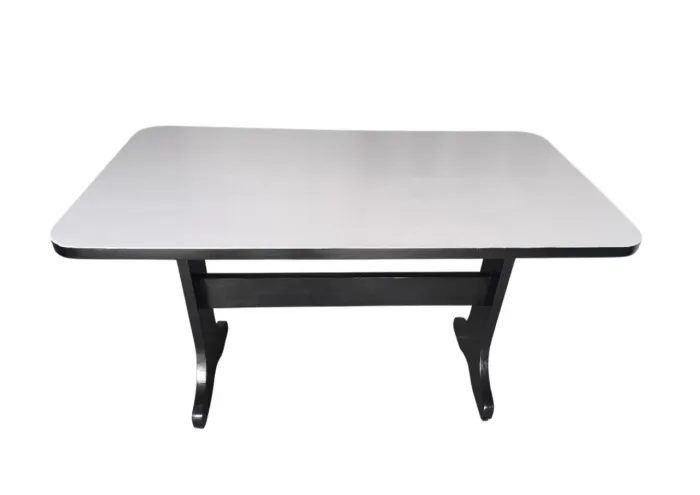 MESA DE JANTAR MADEIRA MACIÇA EM ÓTIMO ESTADO...