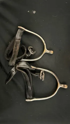 Par de esporas com correias de couro