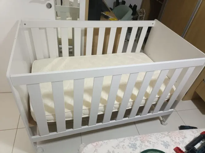 Berço infantil branco com colchão