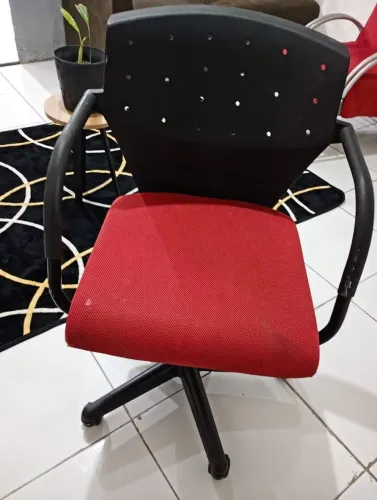 Vende-se está cadeira secretaria