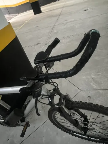 Bicicleta de alumínio aro 26 com guidão speed.