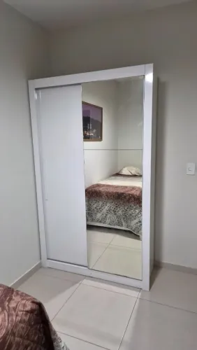 Oportunidade! Guarda-Roupa Solteiro Branco com Espelho, 2 Portas/2 Gavetas - ótimo estado