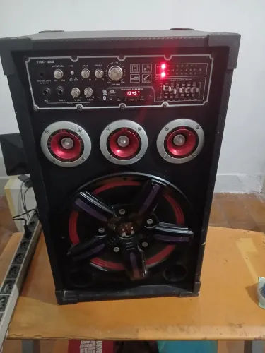 Caixa amplificada com Bluetooth usb e radio