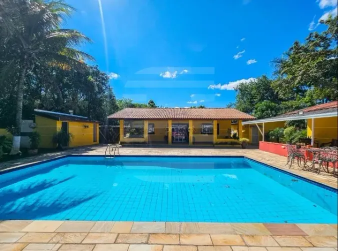 Casa térrea à venda em condomínio fechado de chácaras em Campinas