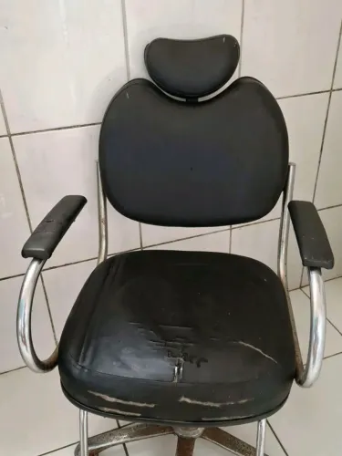 Cadeira profissional, em estado de uso, apenas trocar estofado.