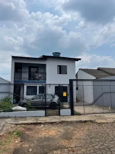 CASA SEMIMOBILIADA À VENDA EM CHAPECÓ-SC.