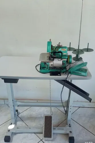 Máquina de costura chinesinha com mesa!
