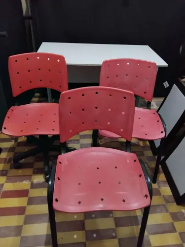 Mesa de escritório e cadeiras 