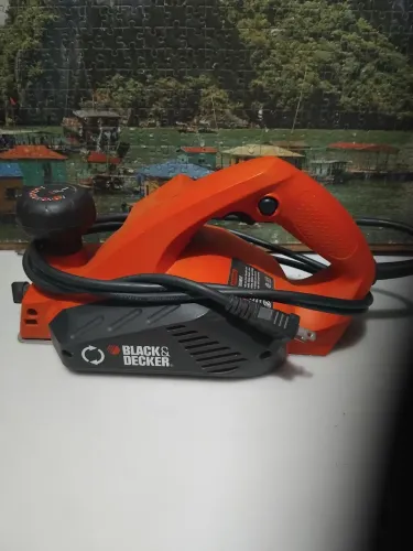 Plaina Black & Decker 120 vts, usada somente uma vez, funcionando.