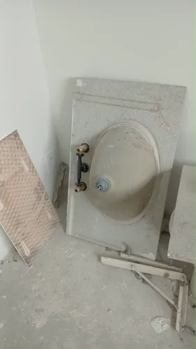 Pias de banheiro de mármore com torneiras