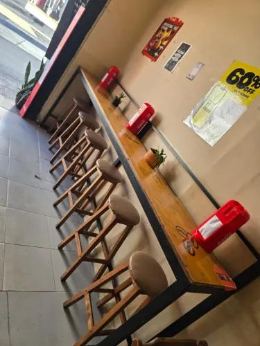 Bancada de lanchonete e banquetas