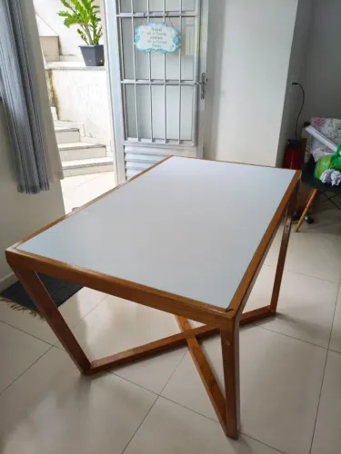 Mesa de Madeira Maciça com Vidro Temperado - Peça Única / Exclusiva