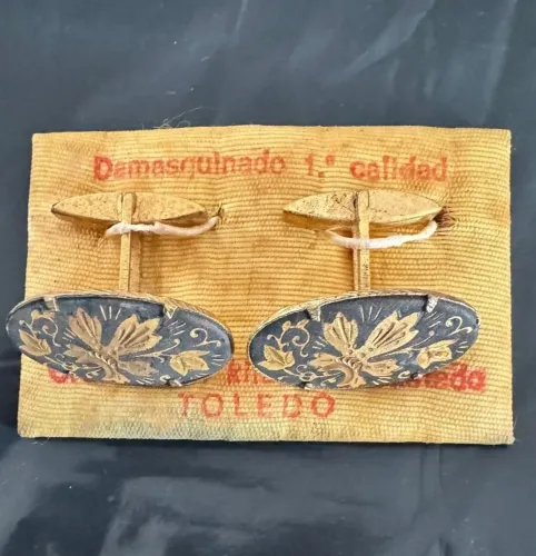 ABOTOADURAS COM DESENHO FLORAL E PÁSSAROS 
