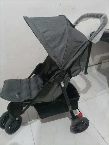 Carrinho de bebê semi-novo