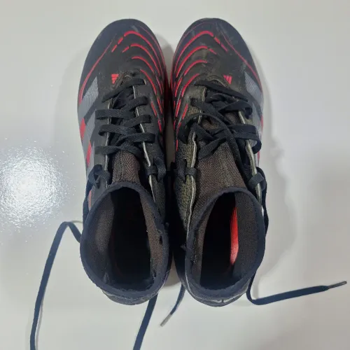Chuteira Adidas Predator Club Sock