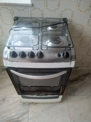 Vendo fogão de 4 bocas com avarias.