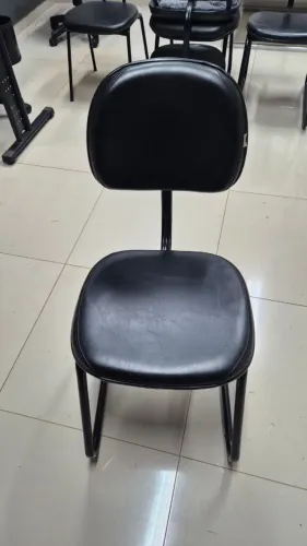 CADEIRA ESCRITÓRIO ESTOFADA