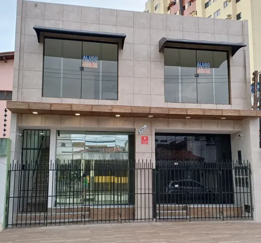 Sala comercial nova muito iluminada