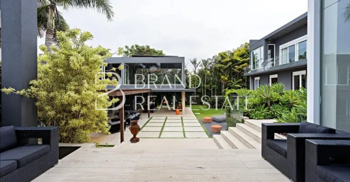 Casa em Condomínio á venda na Quinta da Baronesa I 1500m² I 6 suítes I 6 vagas I depósito