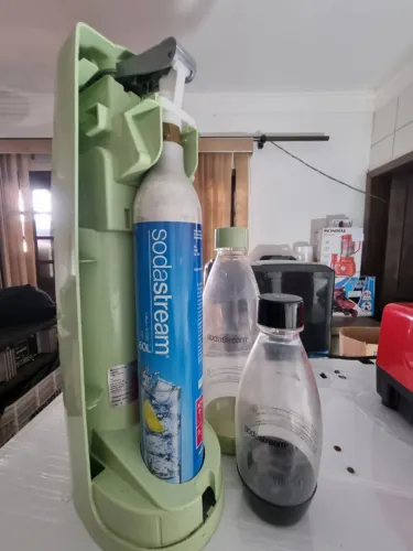 Maquina de gaseificar água Sodastream semi nova