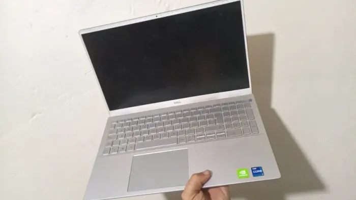 carenagem completa notebook dell a tela esta queimada vai com o teclado