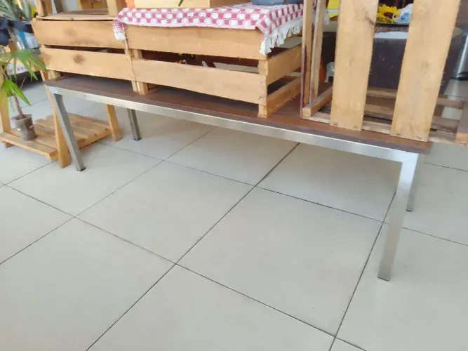 Vendo mesa de madeira ,com estrutura de aço .Madeira MDF