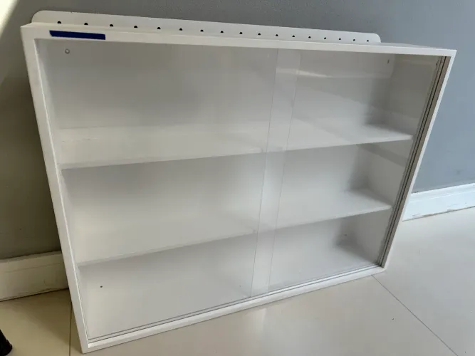 Expositor mdf branco com porta correr plástico transparente