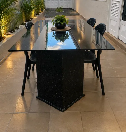Vendo linda mesa de mármore e vidro