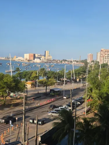 Vista para o mar e toda a praticidade de viver em plena Beira-Mar de Fortaleza.