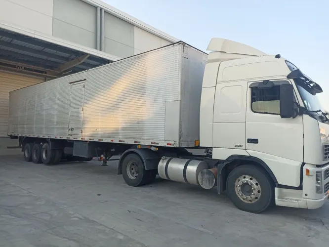 Fh 4x2 ar condicionado engatado bau