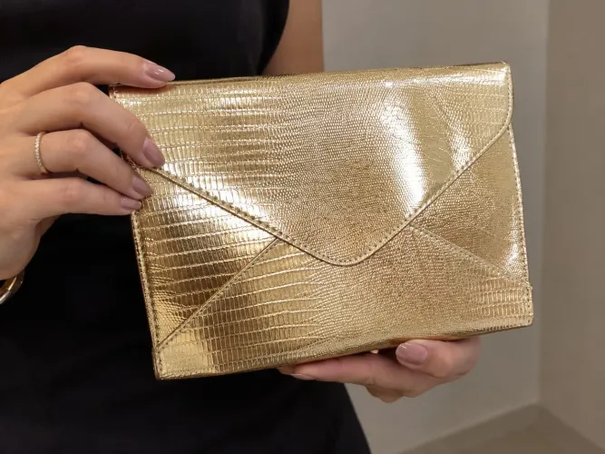 Bolsa estilo envelope lindíssima dourada toda forrada