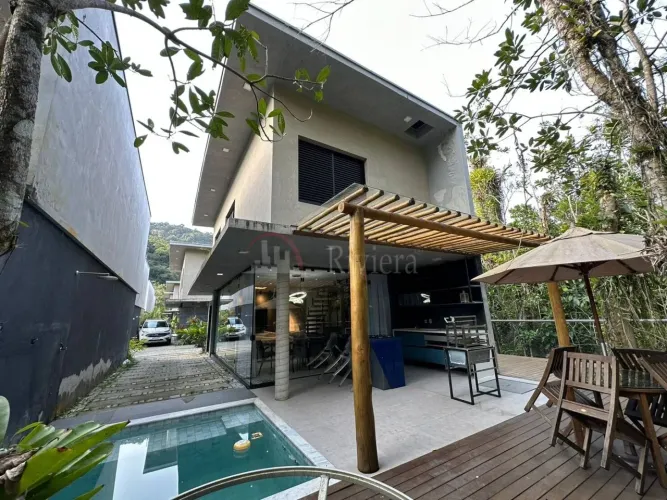 Casa a Venda em Maresias, Condomínio Fechado a 50 Metros da Praia
