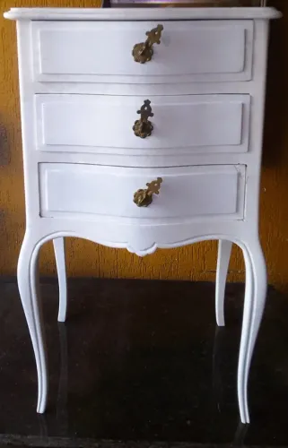  Mesa cabeceira ao gosto Chippendale Madeira patinada branca Saia recortada e pés curvos *