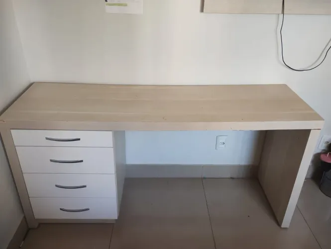 Escrivaninha e painel de tv