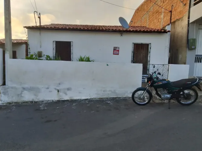 Vendo casa de 2 quartos + 1 casa de fundo