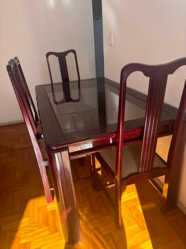 Mesa com tampo de vidro e cadeiras
