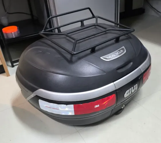 Baú Givi Máxima 52 litros para 2 capacetes, monokey top case + grelha superior
